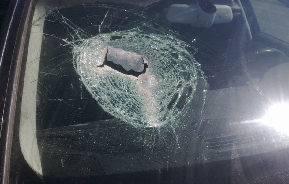 Разбитое лобовое стекло на Рено Логан 2008. Кирпич в лобовое стекло. Камень в лобовое. Разбитое стекло автомобиля. Кидающий стекло
