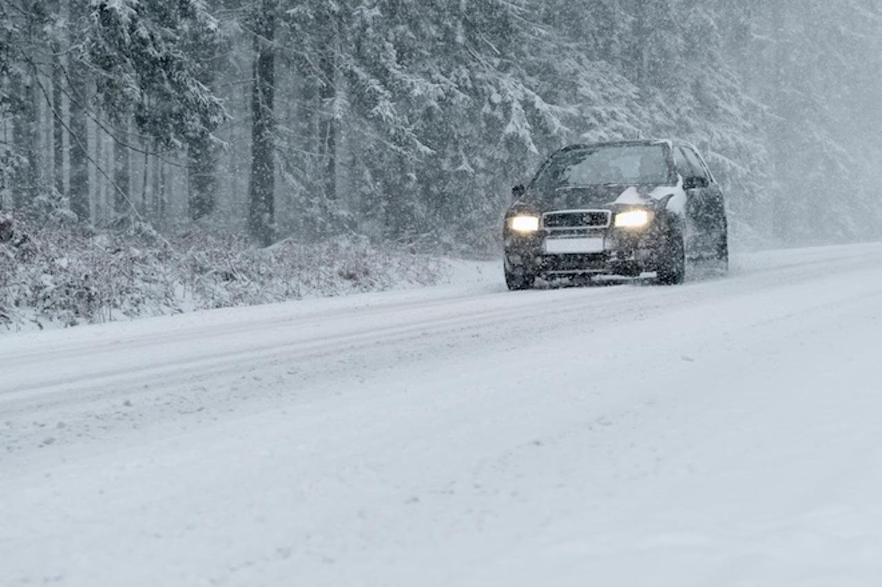 Машина в снегу на дороге