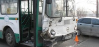 Иномарка врезалась в автобус на Казанском шоссе: два человека получили травмы